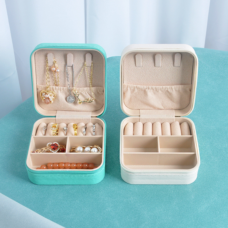 Scatola portaoggetti colorata  - Travel Accessories Display recensione e prezzo