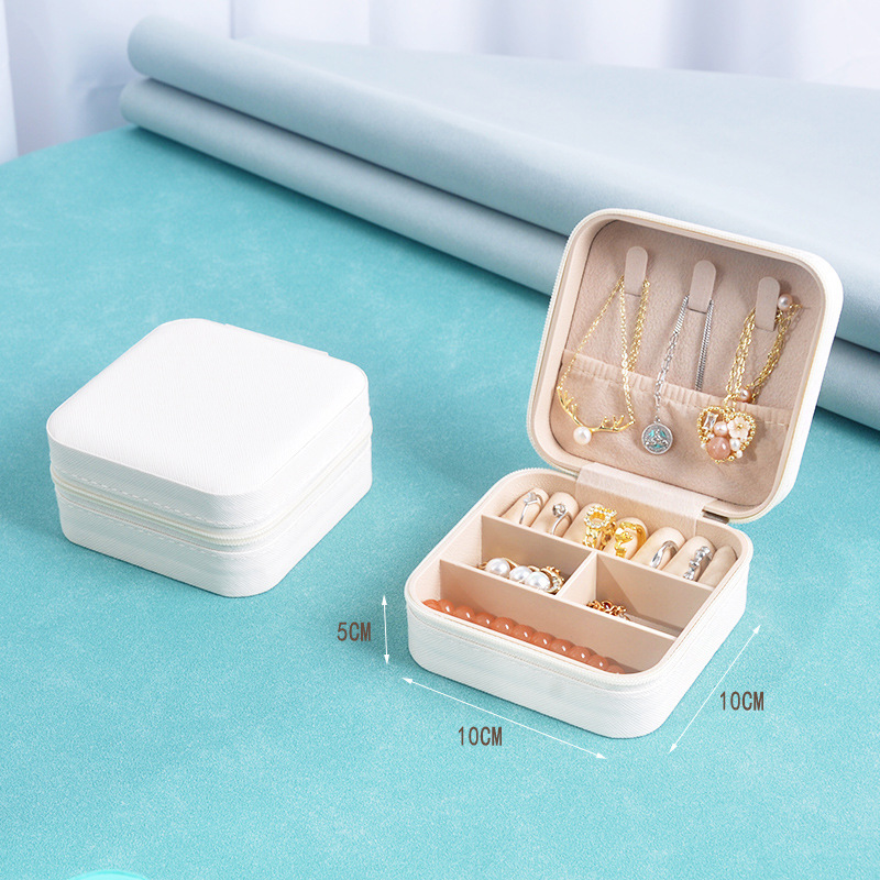 Scatola portaoggetti colorata  - Travel Accessories Display recensione e prezzo
